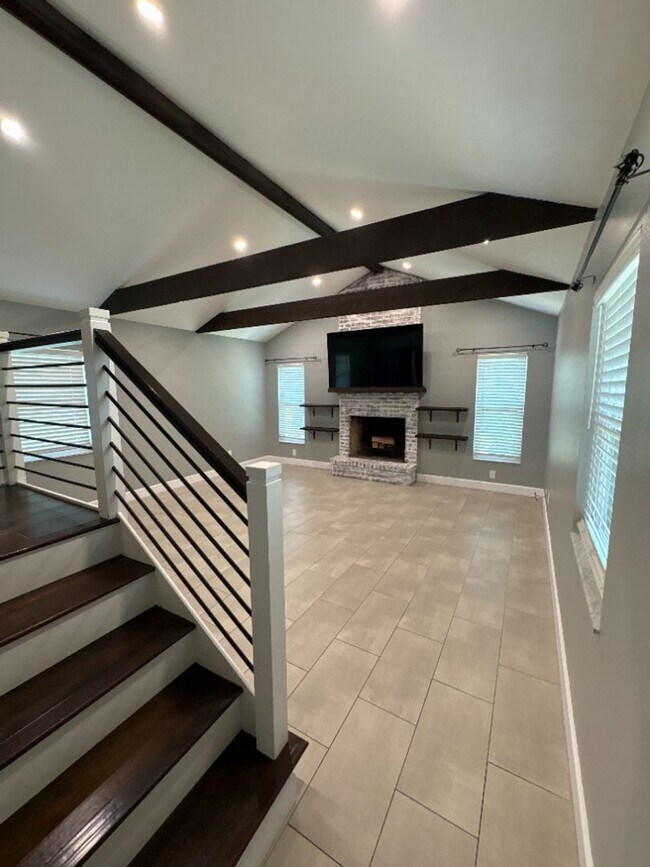 Building Photo - Stunning Custom Pool Home with Luxury Finishes!
