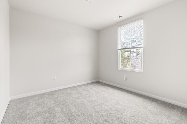 Building Photo - 4 Bed, 2.5 Bath, 2 Car Garage Near Everyth...