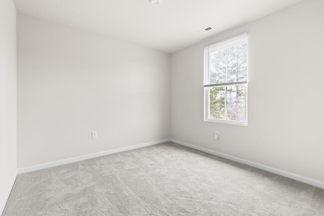 Building Photo - 4 Bed, 2.5 Bath, 2 Car Garage Near Everything in Durham!