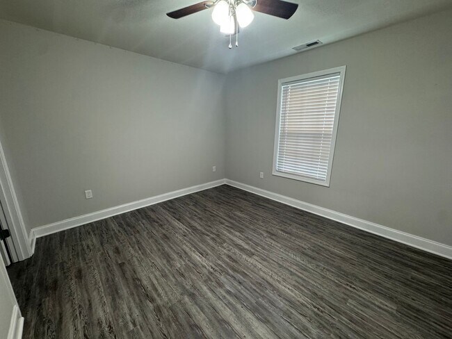 Building Photo - Spacious five bedroom, two bathroom home steps from WKU