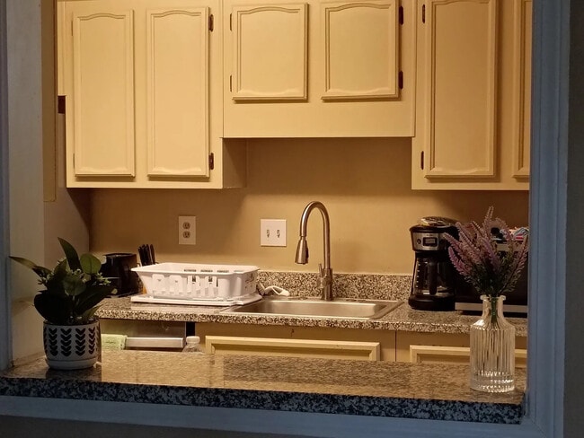 Building Photo - Room in Condo on Brockett Pl