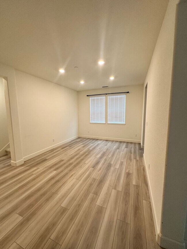 Building Photo - 4 Bedroom Beautiful Home