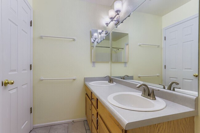 Building Photo - Check out this 2 bed 3 1/2 bath NOW!