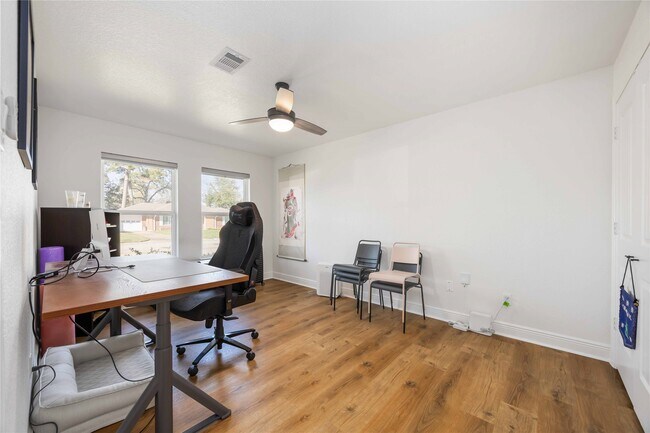 Building Photo - 2011 De Milo Dr