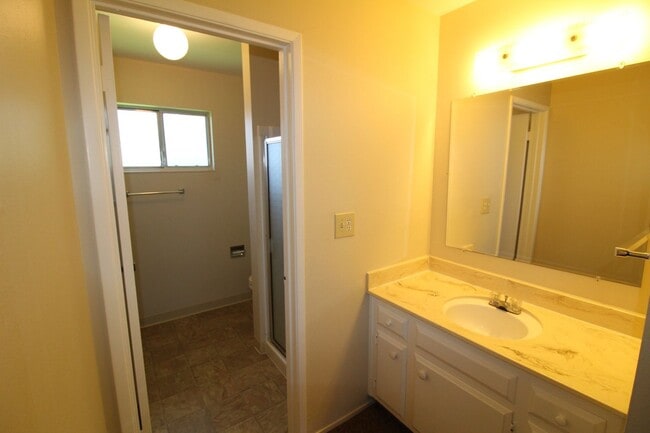 Building Photo - Concord 3 bedroom 2 bath new carpet, new paint,  home in quiet neighborhood!