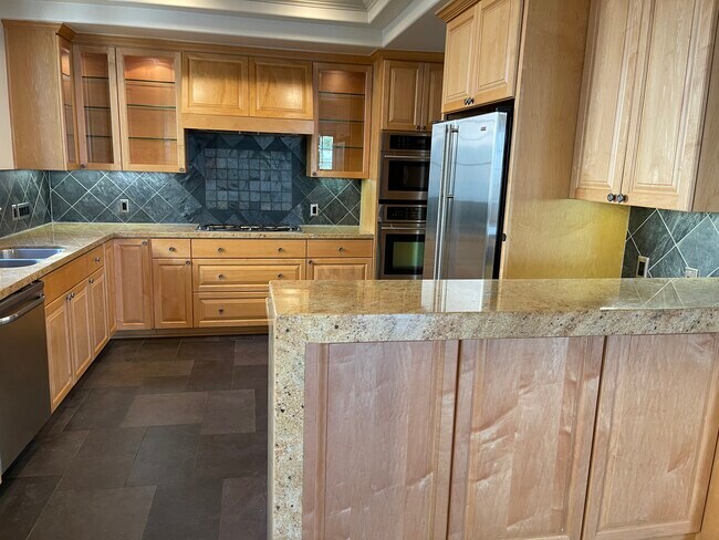 Building Photo - 985 N Michillinda Ave