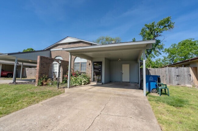 Building Photo - Stunning remodeled 2 Bedroom home in great area!