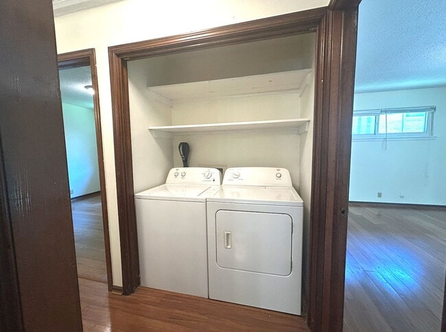 Building Photo - Two Bedroom Cottage Style Home Nestled in ...