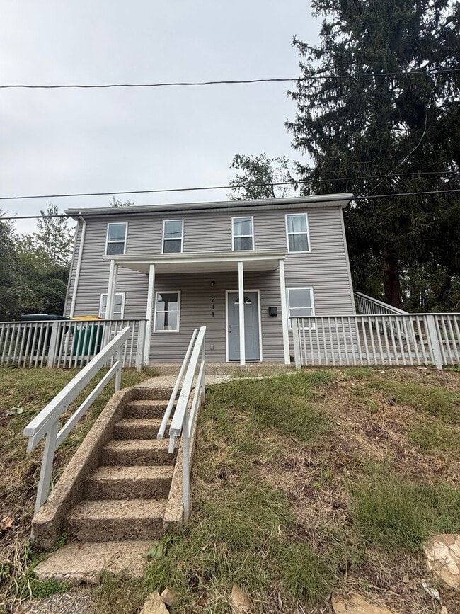 Building Photo - HOME FOR THE HOLIDAYS SPECIAL!-4 BEDROOM H...