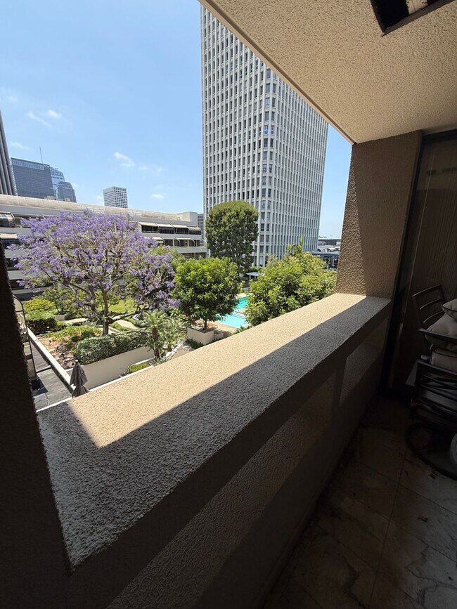 Building Photo - 2bed 2bath in the Heart of Los Angeles