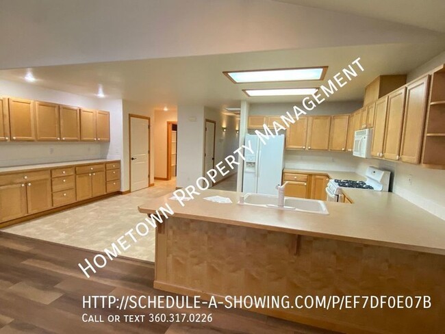 Building Photo - Waterfront Rambler on Pattison Lake! Avail...