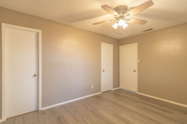 Building Photo - 701 Country Aire Dr