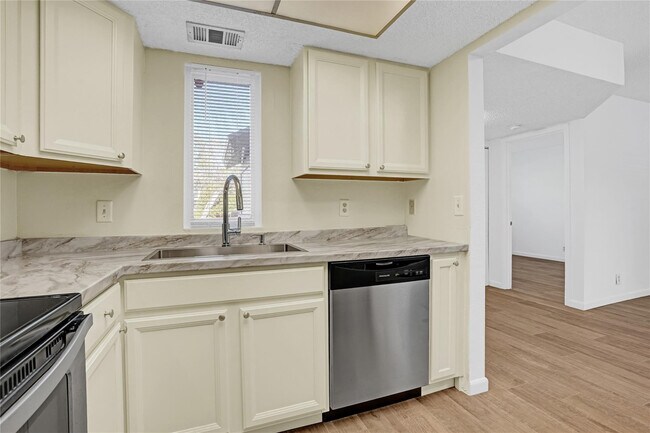 Building Photo - 1560 SE Royal Green Cir