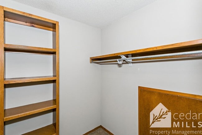 Building Photo - Spacious 3 Bedroom off of North Rock!