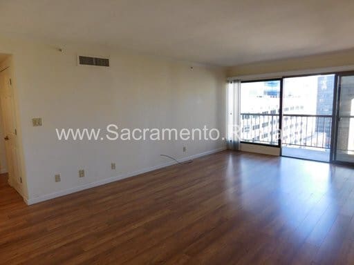 Building Photo - Spacious Updated 2bd/2ba Downtown Condo - Great Location!