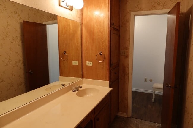 Building Photo - 101 Travis Ln