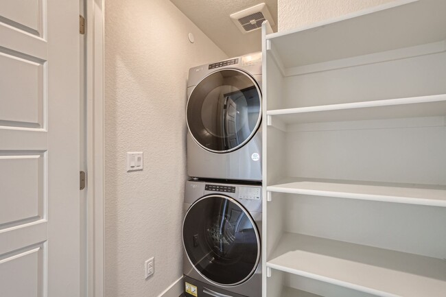 Building Photo - Stylish 3 bed/4 bath Town Home