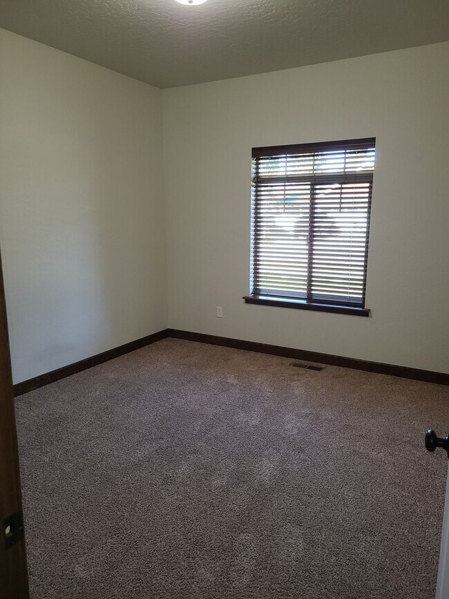 Building Photo - Beautiful Custom 3 bedroom 2 bath Home for...