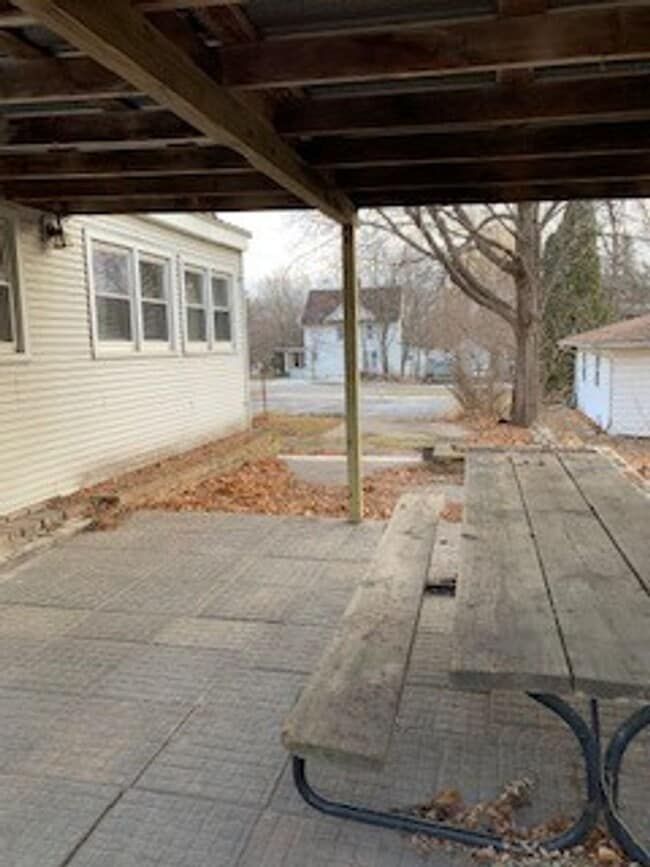Building Photo - Large 3 BR 2 BA house w beautiful woodwork...