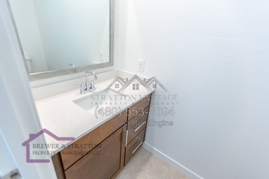 Building Photo - 1097 E Chapman Dr