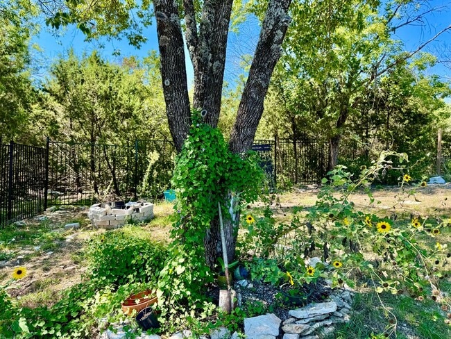 Building Photo - 2618 Creekview Dr
