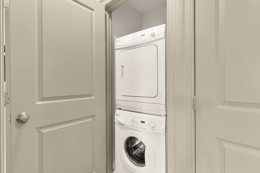 Building Photo - 739 Newton Pl NW