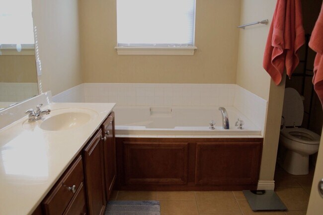 Building Photo - Nice 3 Bed 2 Bath House In Vanderveen Crossing!