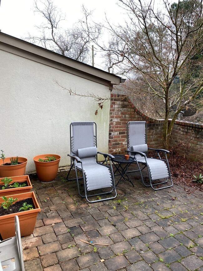 Building Photo - Stunning 2 bed, 2.5 bath townhouse just off the Oconee Connector