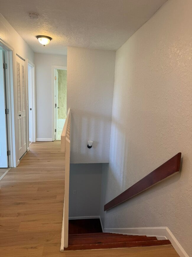 Building Photo - 796 Hill Dr