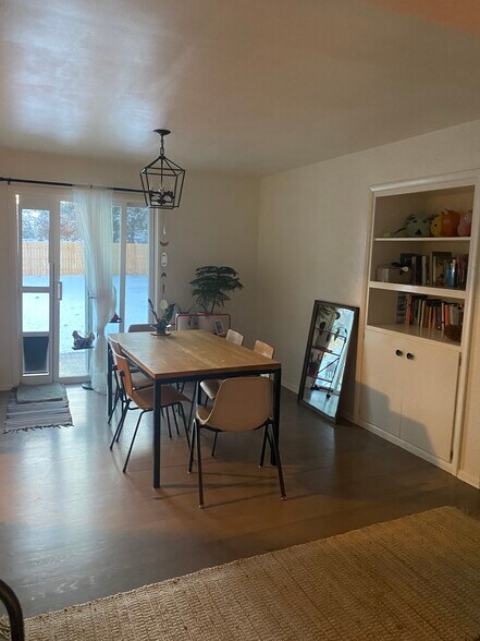 Building Photo - 600 NE 12th St