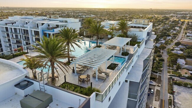 Building Photo - 220 Lake Shore Dr