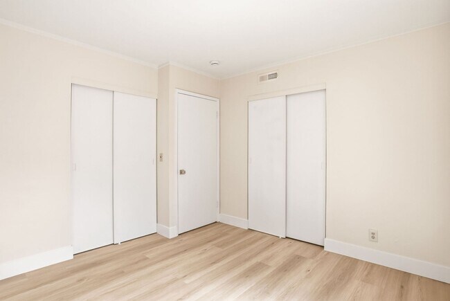 Building Photo - Remodeled 2 Story 3 Bed 1.5 Bath Townhome in Mountain View