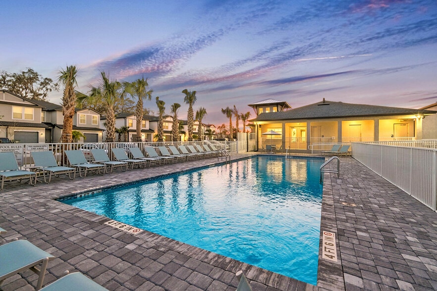 Building Photo - Symphony Lakes