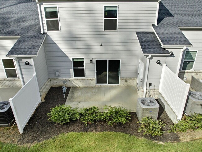 Building Photo - Modern 3 Bedroom, 2.5 Bath Townhome in Chapel Green