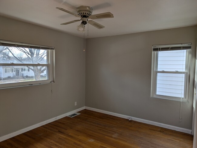 Bedroom 2 w/closet - 9125 Arvin Pl