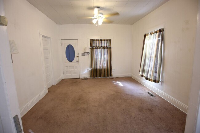 Building Photo - 2 Bed 1 Bath + Garage and Yard