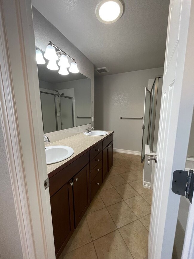 Building Photo - Sprawling Two-Story Home w/ Finished Basement in Maple Hill