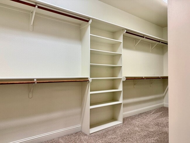 Building Photo - House For Rent