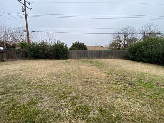 Building Photo - Spacious home Available Now!