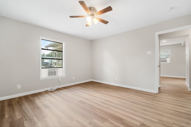 Building Photo - 407 Lovera Blvd