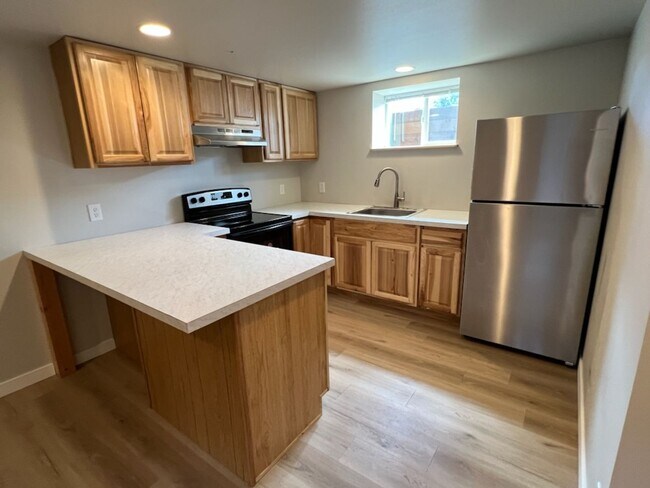 Building Photo - 909 N Western Ave