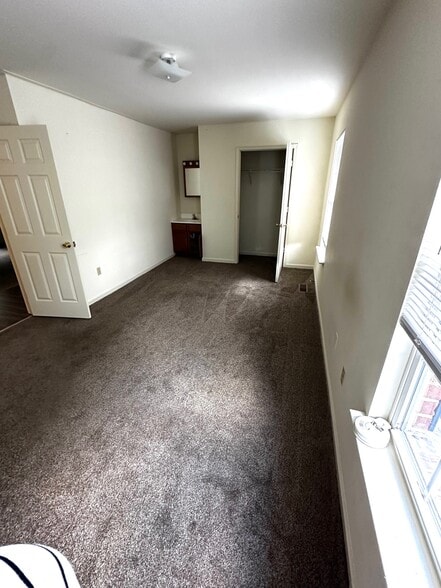 Building Photo - 1409 Varsity Ln