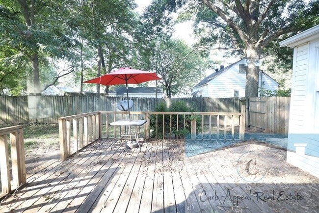 Building Photo - Recently renovated 3 bed, 1.5 bath home - back deck, garage, fenced yard!!