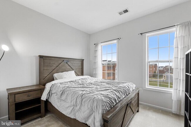 Building Photo - 43131 Wealdstone Terrace