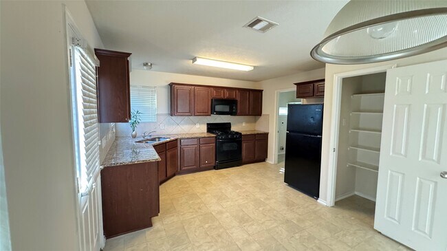 Building Photo - 914 Crestmont Trail Dr