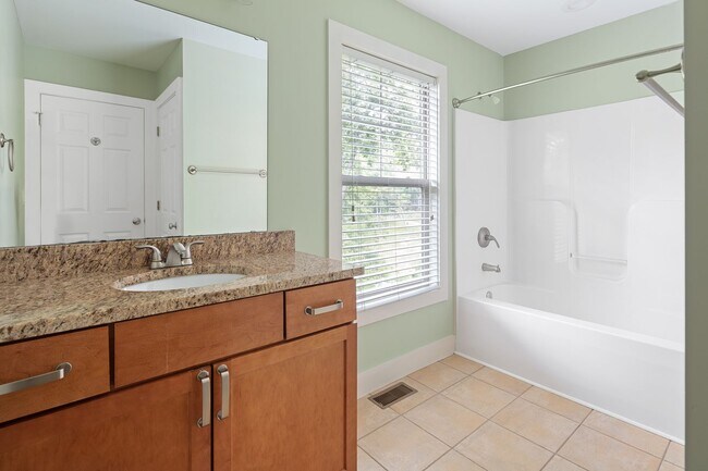 Building Photo - Modern Kenilworth Home