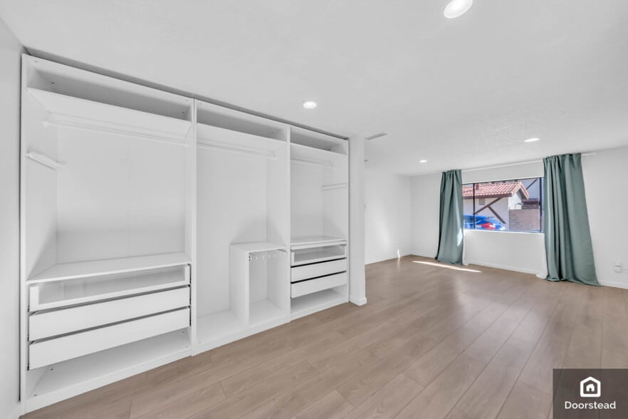 Building Photo - 7239 Balboa Blvd