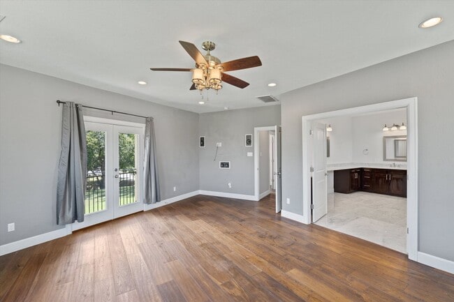 Building Photo - Modern Luxury Meets Austin Charm: 4 BR, 2.5 BA Gem