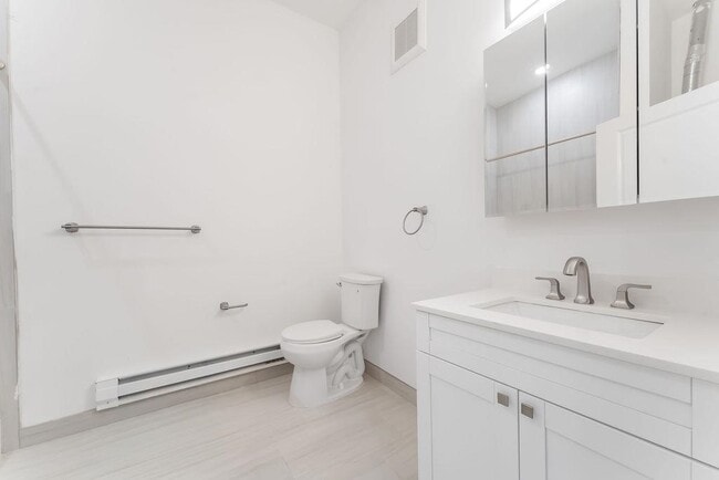 Building Photo - 306 Varick St