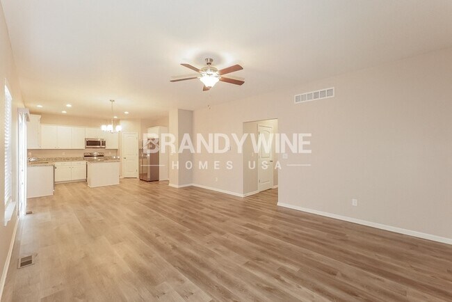 Building Photo - Apply Now! 4BED 3BATH